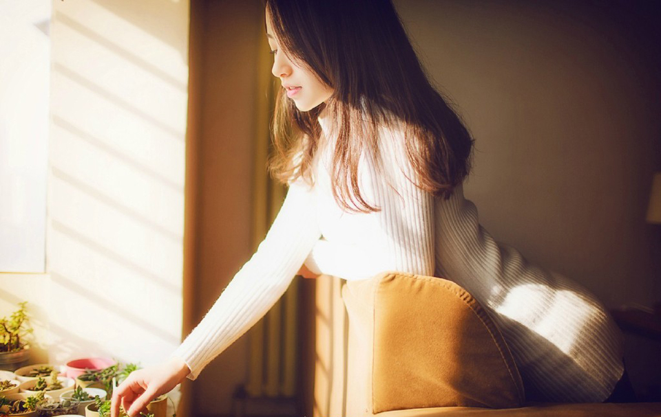 “原来如此。”伏德摇了摇头，苦笑道：“我是谁……我自己都快不记得了，我们这种人，是没有名字，只有代号，我乃夜凰卫，将军也可称我为死间，在来荆州的那一刻，就已经没有准备活着回去。”