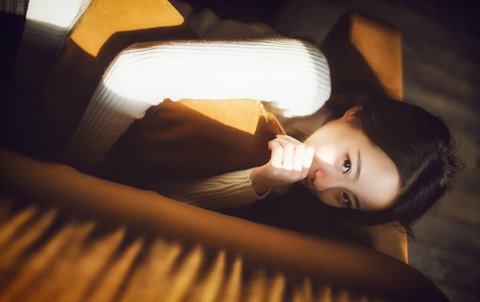 “吼~”伏德一把拔出了腿上的箭簇，身体一滚，滚进了对方的战船之中，手中钢刀一刀将两名江东战士的腿齐根斩断，这是他这辈子第一次，作为自己参战，无所谓忠诚，无所谓为谁而战，他只想为自己战一次，哪怕，是最后一次。